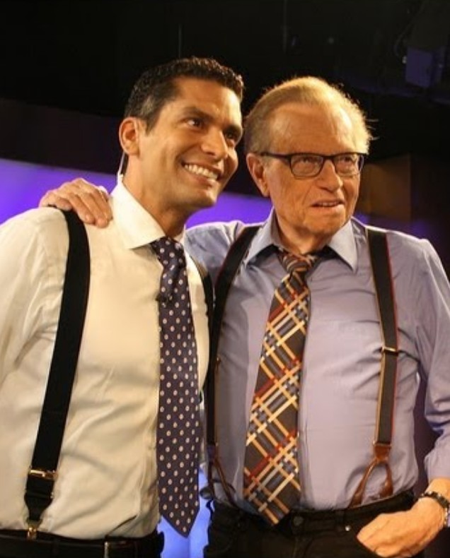 Ismael Cala junto a Larry King en el set
